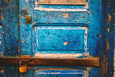 The blue wooden door focus photography
